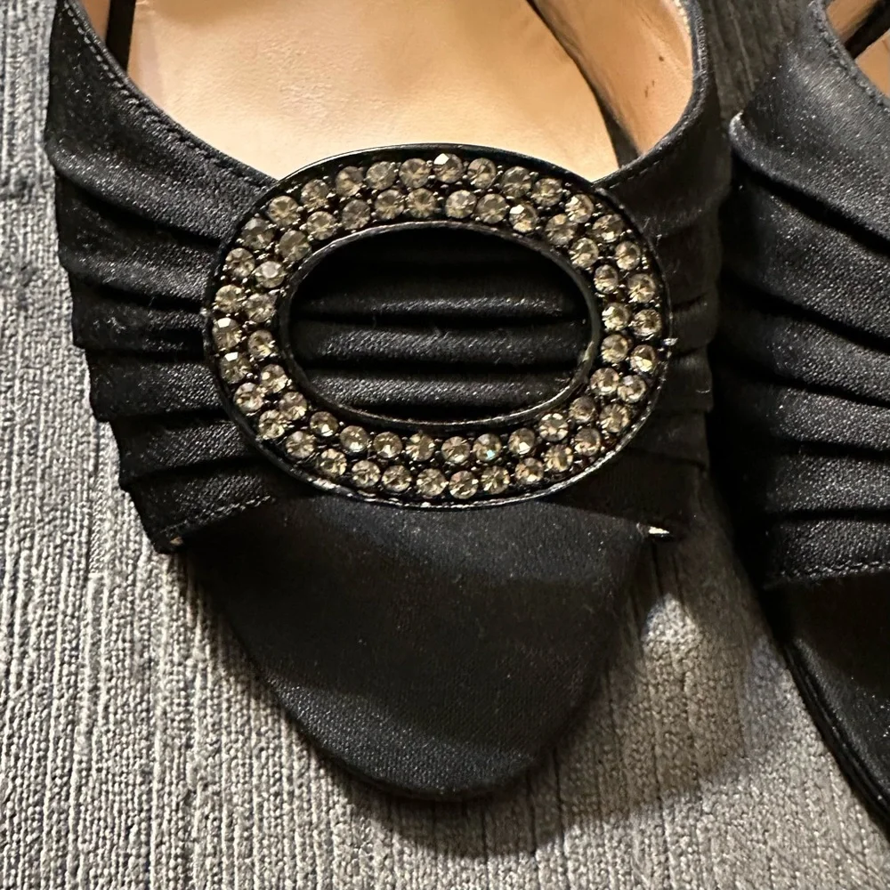 MANOLO BLAHNIK NIB BLACK SILK SEDARABY D’ORSAY CRYSTAL BUCKLE HEELS - SIZE 39.5 - Picture 3 of 10